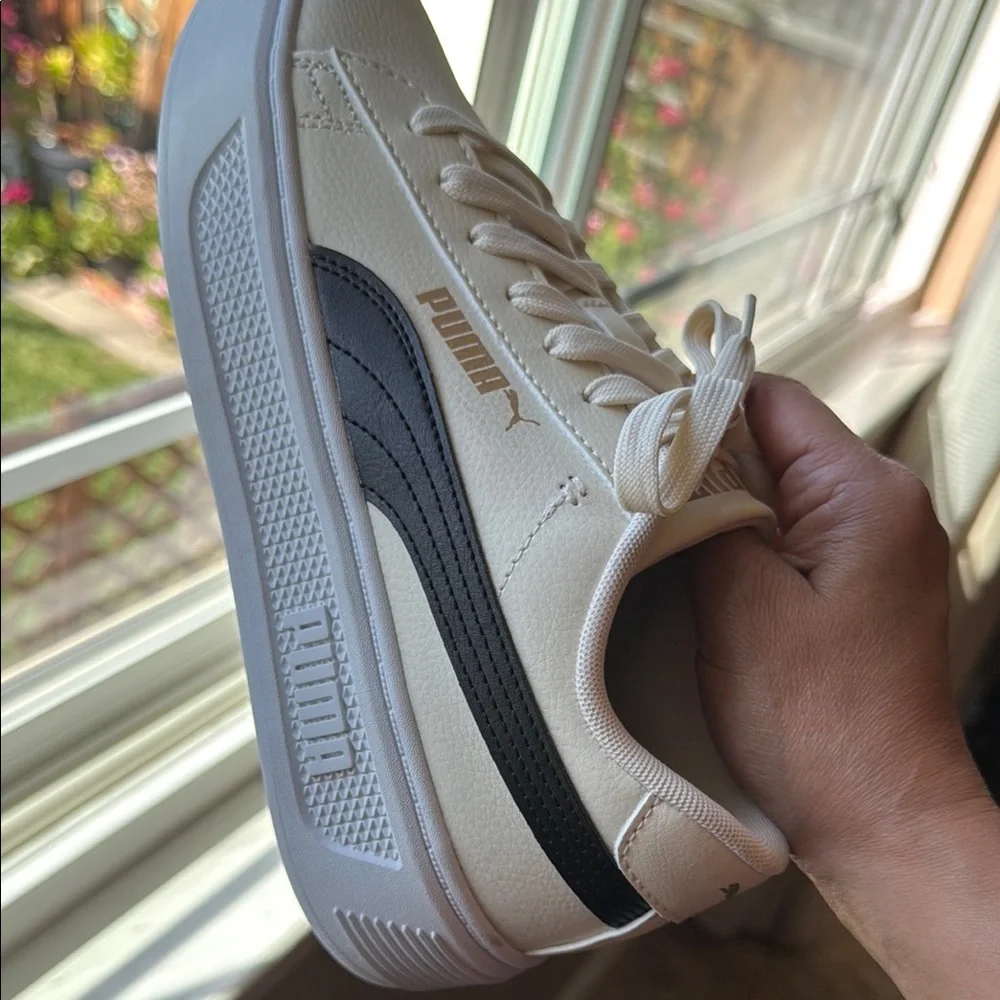New No tag Puma Women’s Off-White Leather Platform sneakers size 8